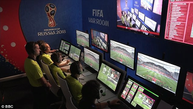 5 sự thật giật mình về công nghệ VAR tại World Cup 2018 - Ảnh 1. 5 sự thật giật mình về công nghệ VAR tại World Cup 2018 - Ảnh 1.