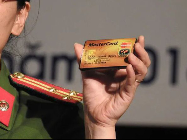 Thiết bị thu phát dưới dạng thẻ ATM Thiết bị thu phát dưới dạng thẻ ATM