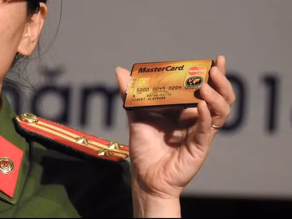 Thiết bị thu phát dưới dạng thẻ ATM Thiết bị thu phát dưới dạng thẻ ATM