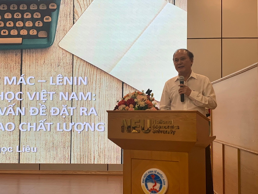 Đại biểu trình bày tham luận tại hội thảo