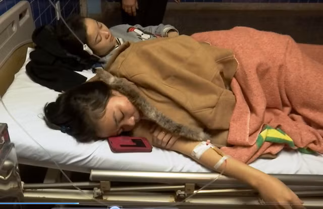 Nạn nhân vụ ngộ độc thực phẩm được cho là do ăn bánh mì tại cơ sở Vương Tiến Thành (TP Đồng Hới, Quảng Bình) được cấp cứu tại bệnh viện.