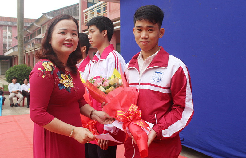 Bà Lễ Thị Hương- Giám đốc Sở GD&ĐT Quảng Trị tặng hoa chúc mừng Nguyễn E Rô Bà Lễ Thị Hương- Giám đốc Sở GD&ĐT Quảng Trị tặng hoa chúc mừng Nguyễn E Rô