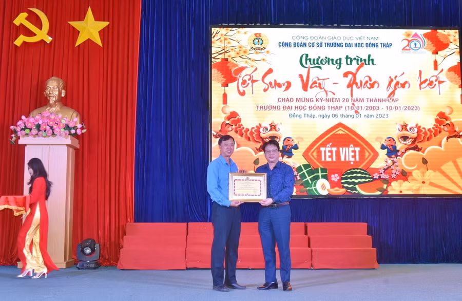 Chủ tịch Công đoàn Giáo dục Việt Nam trao bằng khen cho Công đoàn cơ sở Trường Đại học Đồng Tháp nhân kỷ niệm 20 năm ngày thành lập trường.