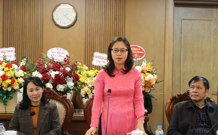 Tân Phó Vụ trưởng Nguyễn Thị Nhung phát biểu nhận nhiệm vụ. Tân Phó Vụ trưởng Nguyễn Thị Nhung phát biểu nhận nhiệm vụ.