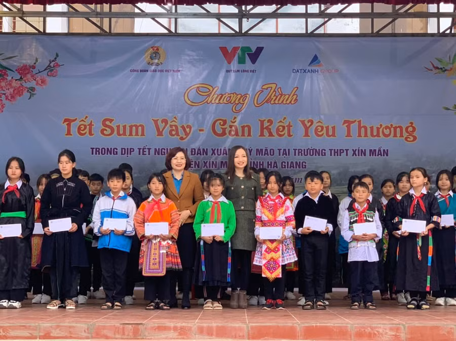 Công đoàn Giáo dục Việt Nam, Quỹ Tấm lòng Việt và các nhà tài trợ tặng quà cho các em học sinh.