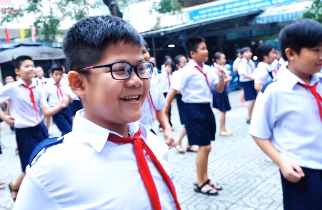 Học sinh nhảy Cha cha cha thay thể dục giữa giờ