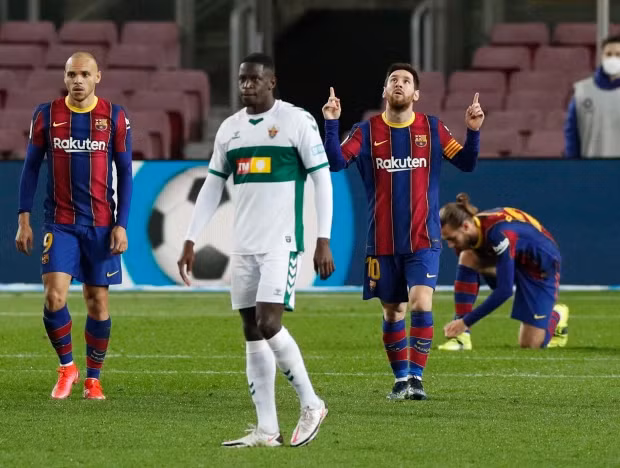 Messi lập cú đúp trong chiến thắng 3-0 của Barca.