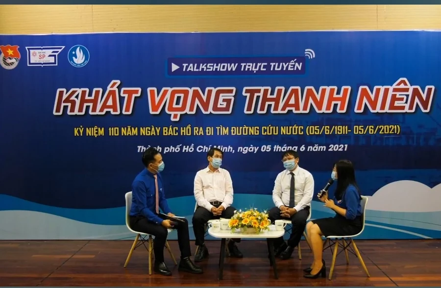 MC cùng diễn giả trao đổi tại buổi tọa đàm.