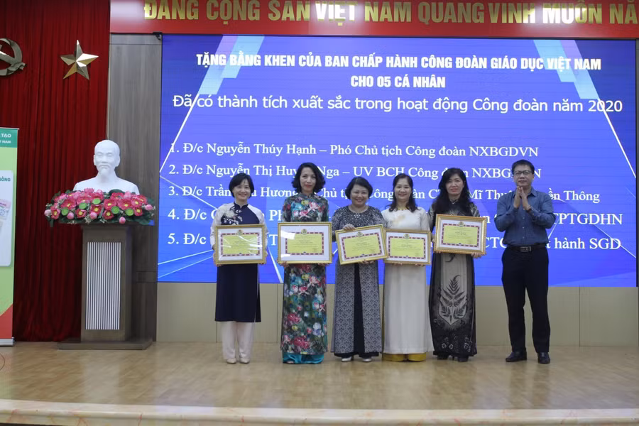Ông Nguyễn Ngọc Ân tặng bằng khen của Ban chấp hành Công đoàn Giáo dục Việt Nam cho các cá nhân xuất sắc