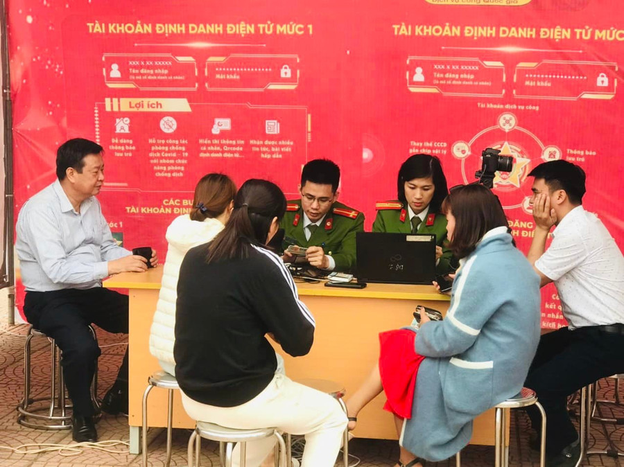 Đông đảo người dân đến gian hàng của Công an huyện Lục Ngạn để được hướng dẫn. Đông đảo người dân đến gian hàng của Công an huyện Lục Ngạn để được hướng dẫn.