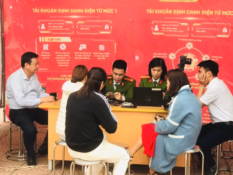 Đông đảo người dân đến gian hàng của Công an huyện Lục Ngạn để được hướng dẫn.