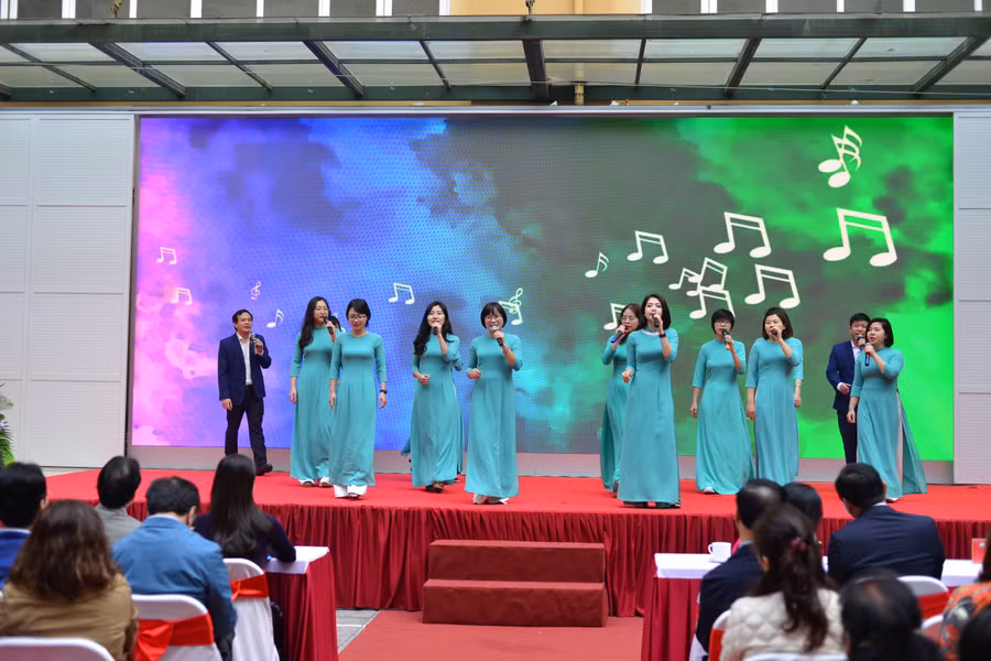 Nhiều văn nghệ chào mừng lễ phát động.