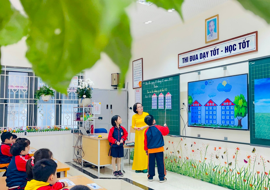 Cô Hoàng Thúy An hướng dẫn học sinh trong giờ học.