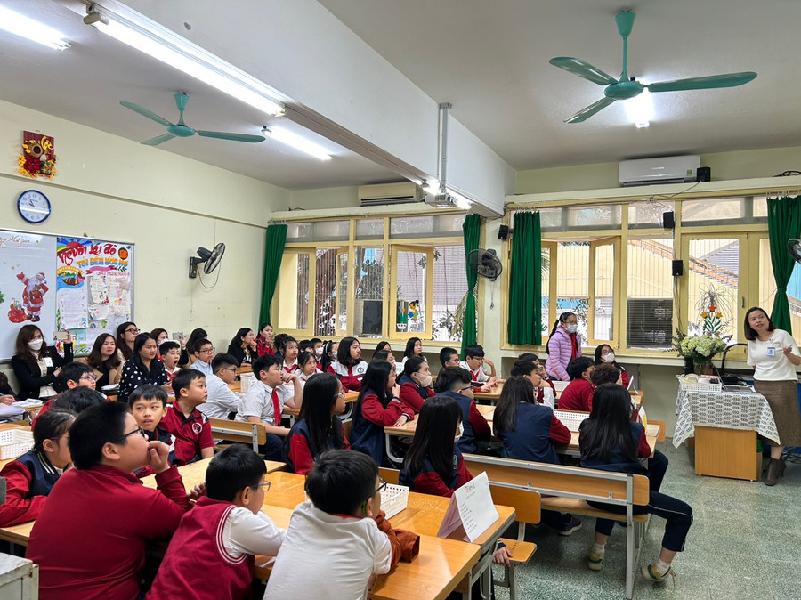 Đại biểu dự giờ lớp 5B chủ đề “Chế tạo pin điện”.