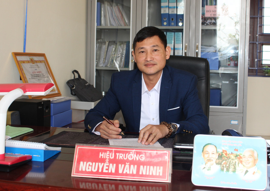 Thầy Nguyễn Văn Ninh - Hiệu trưởng trường Mầm non Nghĩa Hòa trao đổi với Báo GD&TĐ.