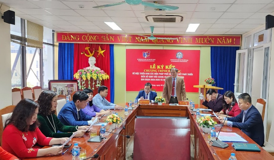 Ông Tạ Việt Hùng - Giám đốc Sở GD&ĐT Bắc Giang phát biểu tại buổi lễ. Ông Tạ Việt Hùng - Giám đốc Sở GD&ĐT Bắc Giang phát biểu tại buổi lễ.