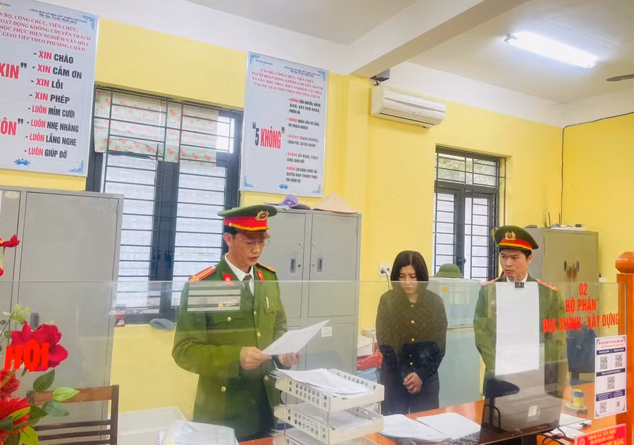 Cơ quan điều tra tiến hành khám xét nơi làm việc của đối tượng Hằng.