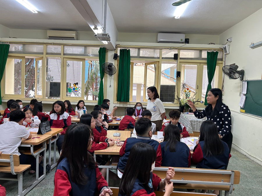 Chuyên gia trao đổi với học sinh sau giờ học.