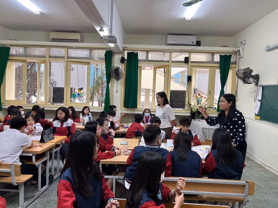 Chuyên gia trao đổi với học sinh sau giờ học.