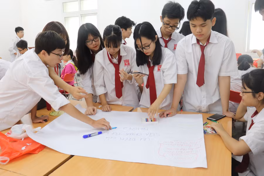 Học sinh trường THPT Hoàng Long ôn luyện, củng cố kiến thức.