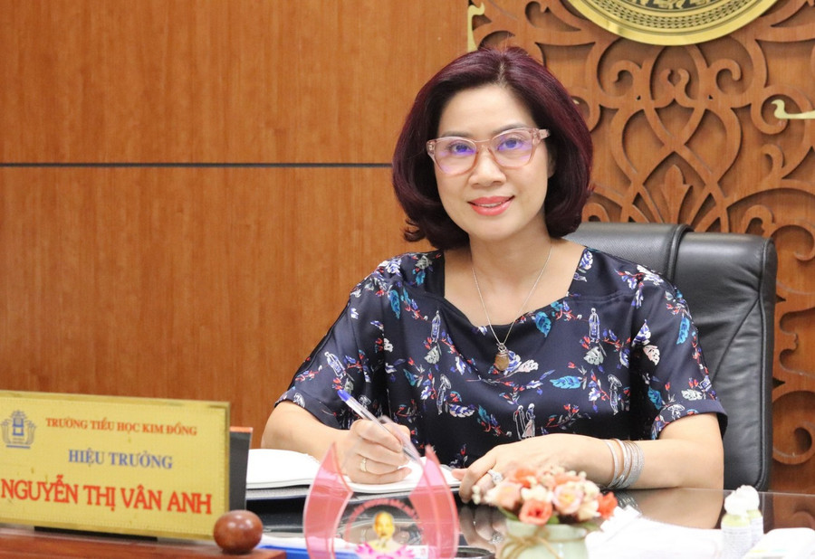 Cô Nguyễn Thị Vân Anh - Hiệu trưởng trường Tiểu học Kim Đồng trao đổi với báo GD&amp;TĐ.