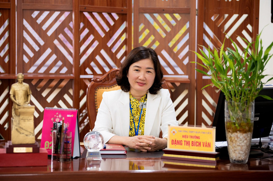 Cô Đặng Thị Bích Vân - Hiệu trưởng trường THPT Hàn Thuyên trao đổi với Báo GD&amp;TĐ.