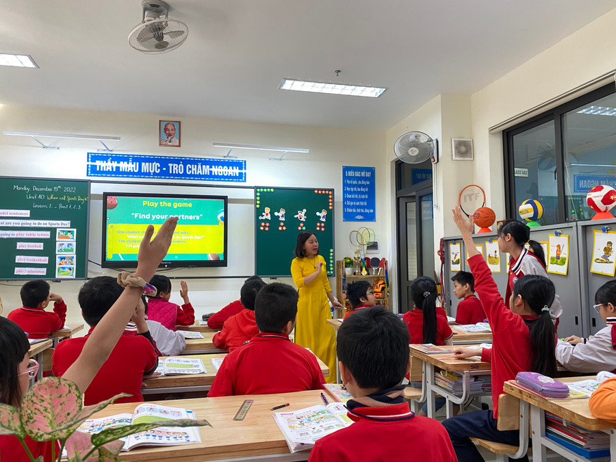 Học sinh hăng hái phát biểu xây dựng bài trong giờ học của cô Thanh Tâm.