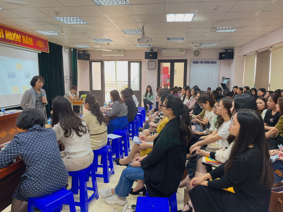 TS Nguyễn Thị Hường chia sẻ về những khó khăn trong công tác chủ nhiệm. TS Nguyễn Thị Hường chia sẻ về những khó khăn trong công tác chủ nhiệm.