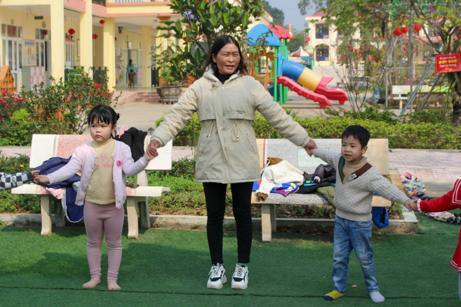 Trẻ mầm non Nghĩa Hòa tham gia hoạt động trải nghiệm tại nhà trường giúp phát triển toàn diện.