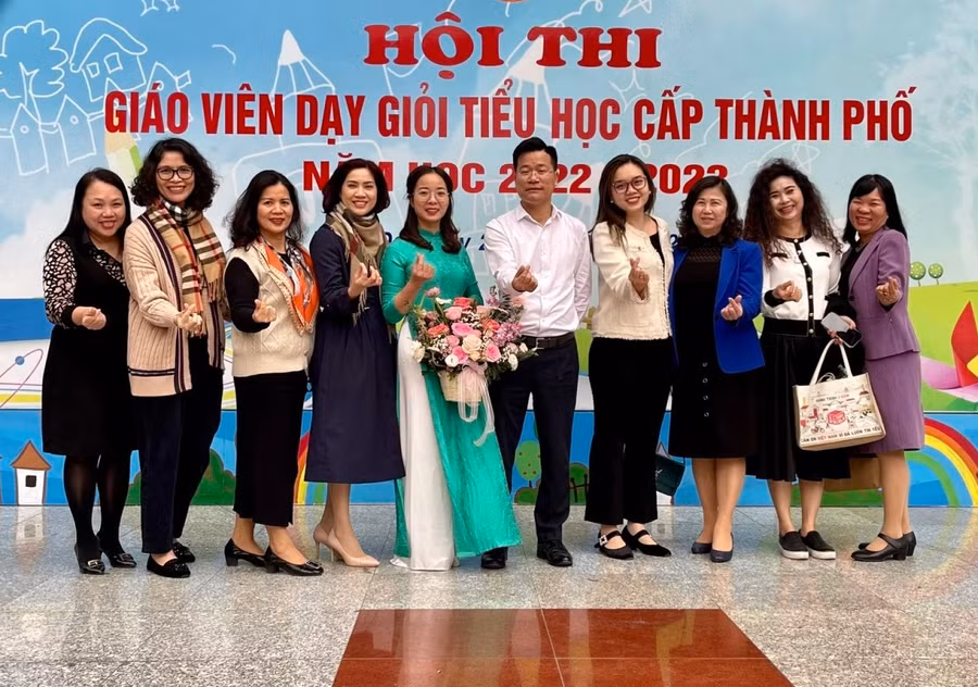 Trưởng phòng GD&ĐT quận Ba Đình -Lê Đức Thuận chúc mừng cô giáo trường Tiểu học Kim Đồng tại kỳ thi cấp thành phố. 