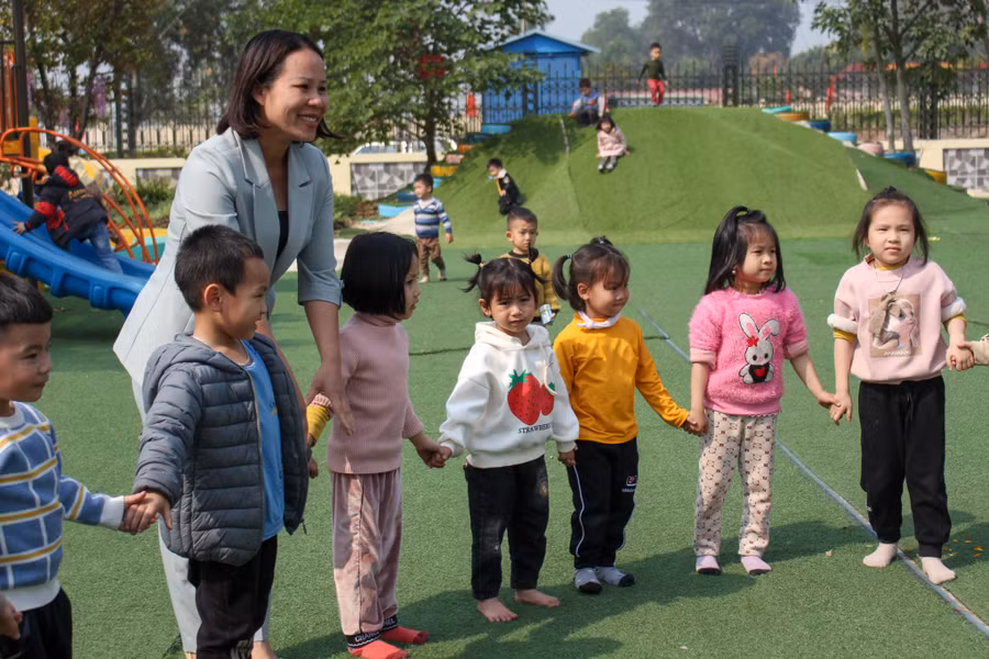 Cô Đồng Thị Đức hướng dẫn trẻ tham gia các hoạt động rèn luyện kỹ năng.