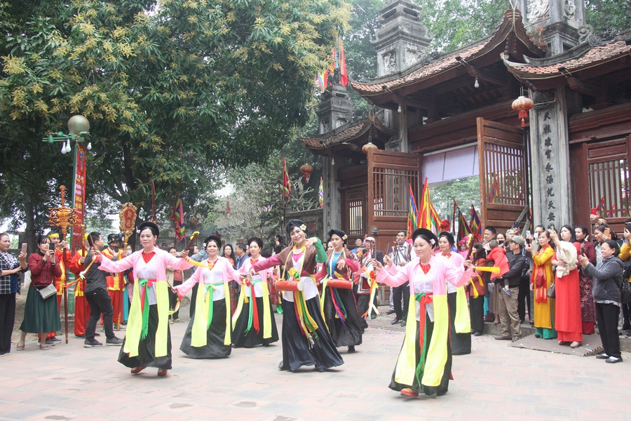 Múa trống bồng tại lễ hội.