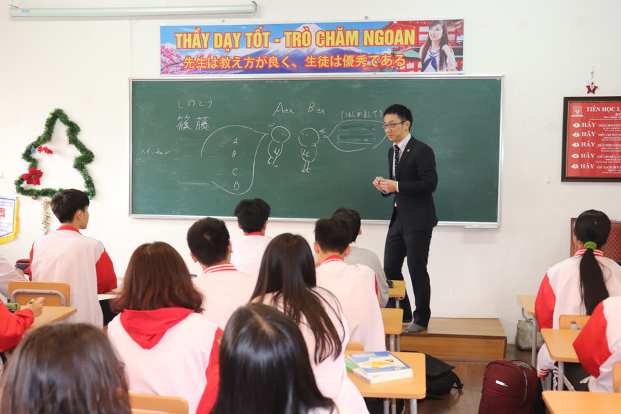 Một giờ học tại trường THPT Hoàng Long. Một giờ học tại trường THPT Hoàng Long.