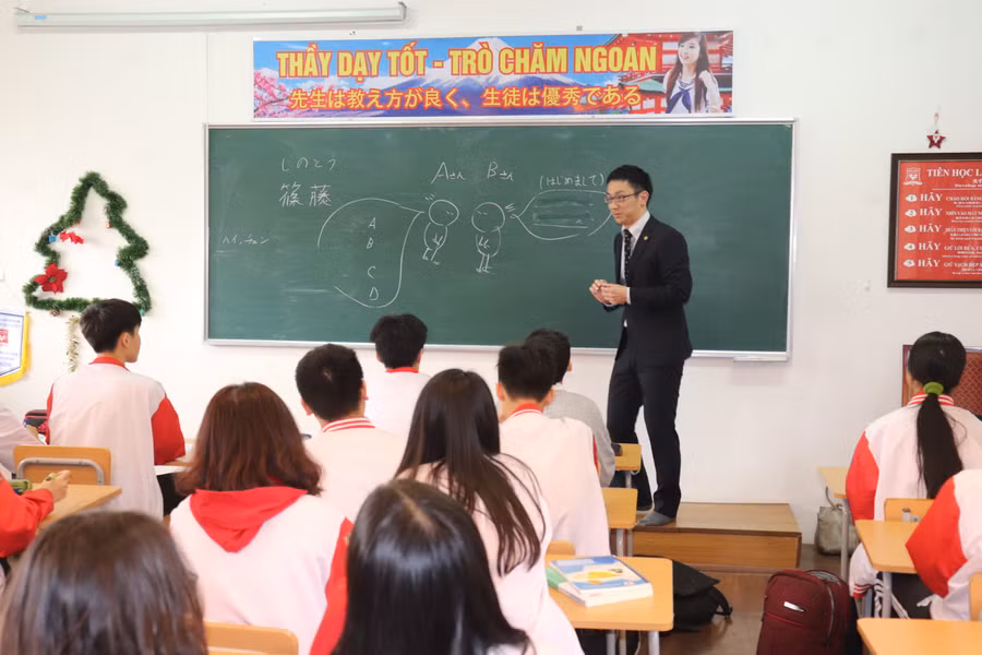 Một giờ học tại trường THPT Hoàng Long.
