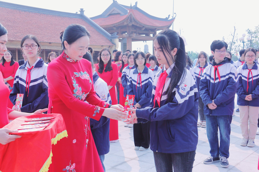 Bà Đỗ Thị Hương - Trưởng phòng GD&ĐT huyện Việt Yên động viên học sinh dự kỳ thi. Bà Đỗ Thị Hương - Trưởng phòng GD&ĐT huyện Việt Yên động viên học sinh dự kỳ thi.