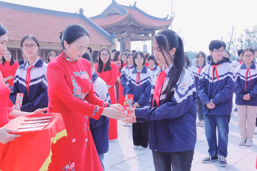 Bà Đỗ Thị Hương - Trưởng phòng GD&amp;ĐT huyện Việt Yên động viên học sinh dự kỳ thi.