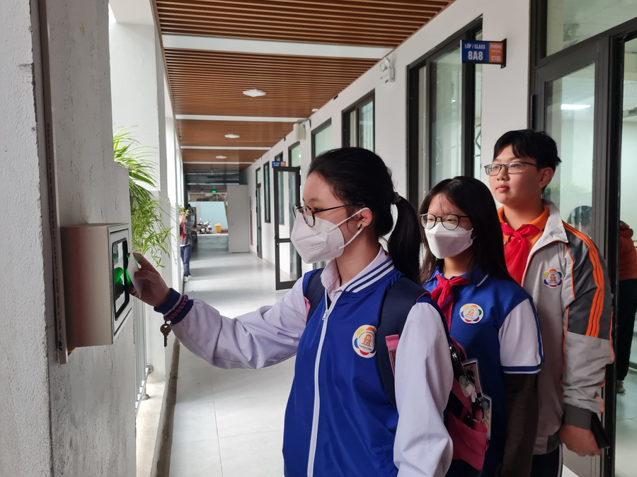 Máy quét thẻ được đặt ở những vị trí thuận lợi dễ dàng, thuận lợi cho học sinh sử dụng. Máy quét thẻ được đặt ở những vị trí thuận lợi dễ dàng, thuận lợi cho học sinh sử dụng.