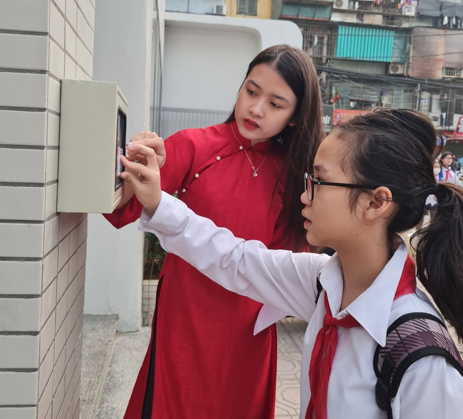 Giáo viên hướng dẫn cho học sinh sử dụng thẻ từ. Giáo viên hướng dẫn cho học sinh sử dụng thẻ từ.