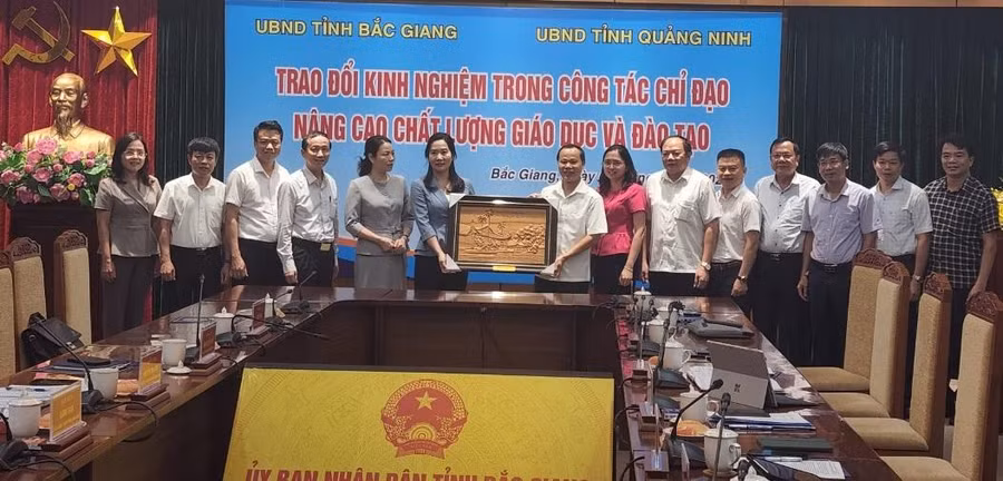 Ông Mai Sơn - Phó Chủ tịch Thường trực UBND tỉnh Bắc Giang trao quà lưu niệm cho đoàn công tác của tỉnh Quảng Ninh.