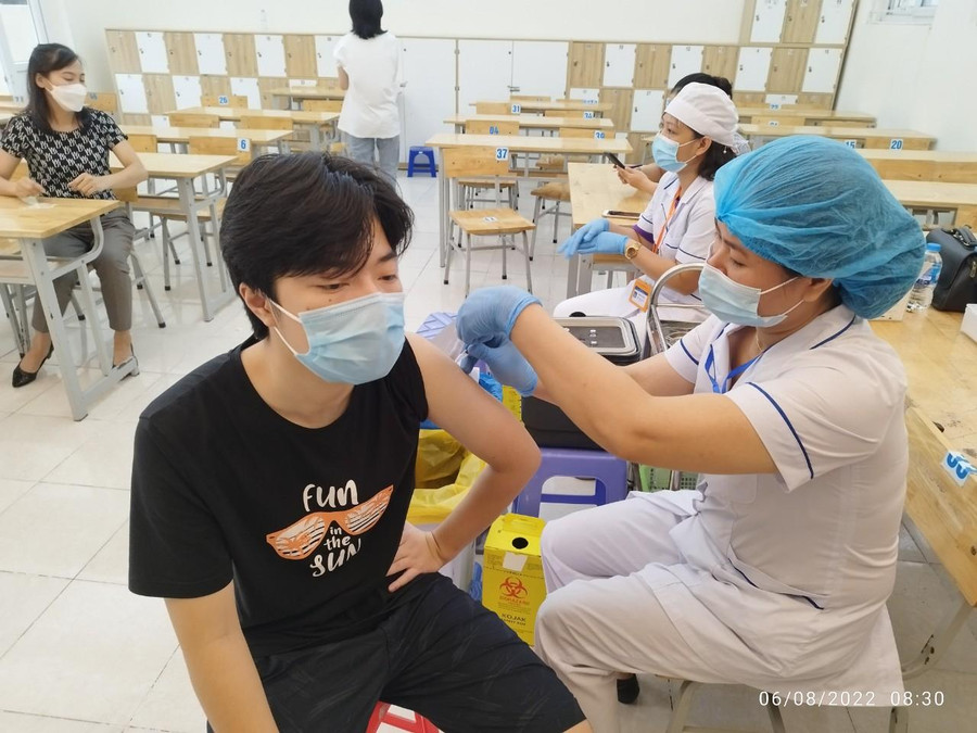Học sinh đi tiêm ăn uống đầy đủ, dùng thuốc theo đơn bệnh mãn tính và trang bị bảo hộ cá nhân an toàn khi đến điểm tiêm... Học sinh đi tiêm ăn uống đầy đủ, dùng thuốc theo đơn bệnh mãn tính và trang bị bảo hộ cá nhân an toàn khi đến điểm tiêm...