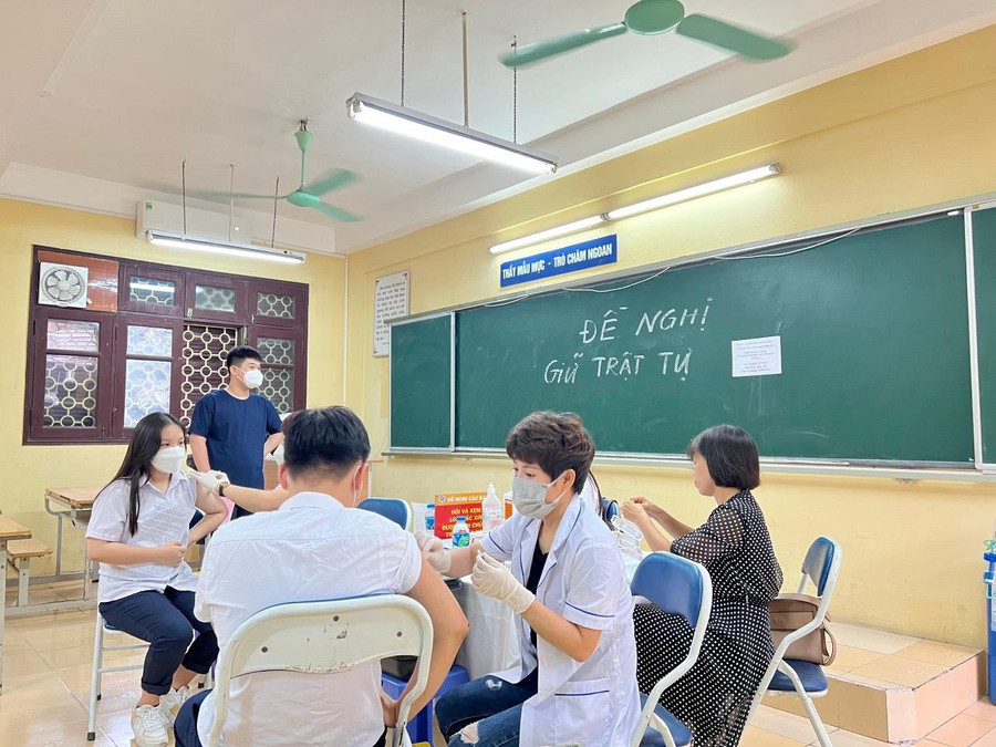 Điểm tiêm tại trường THCS Thành Công (quận Ba Đình). Điểm tiêm tại trường THCS Thành Công (quận Ba Đình).