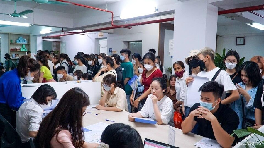 Cùng một khối ngành nhưng các em có thể đặt nguyện vọng vào nhiều trường. Bởi nếu không đạt ngưỡng điểm sàn vào đại học, các em vẫn học đúng ngành theo trình độ cao đẳng… Cùng một khối ngành nhưng các em có thể đặt nguyện vọng vào nhiều trường. Bởi nếu không đạt ngưỡng điểm sàn vào đại học, các em vẫn học đúng ngành theo trình độ cao đẳng…