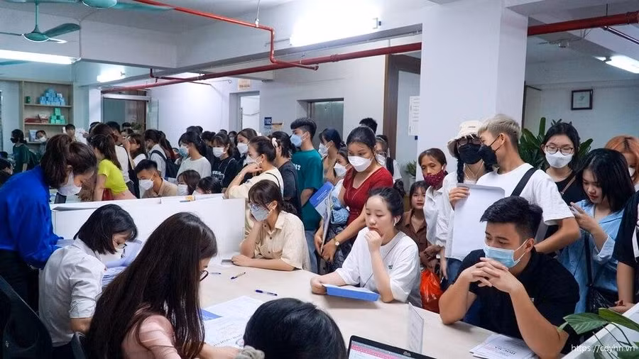 Cùng một khối ngành nhưng các em có thể đặt nguyện vọng vào nhiều trường. Bởi nếu không đạt ngưỡng điểm sàn vào đại học, các em vẫn học đúng ngành theo trình độ cao đẳng…