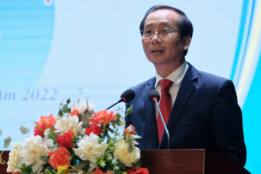 PGS.TS Nguyễn Bá Chiến – Bí thư Đảng ủy, Hiệu trưởng trường Đại học Nội vụ Hà Nội phát biểu chúc mừng tân cử nhân.