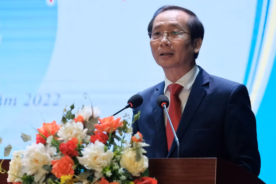 PGS.TS Nguyễn Bá Chiến – Bí thư Đảng ủy, Hiệu trưởng trường Đại học Nội vụ Hà Nội phát biểu chúc mừng tân cử nhân.