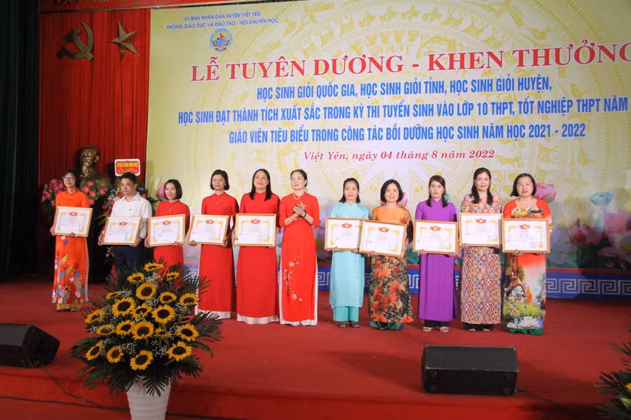 Bà Đỗ Thị Hương - Huyện ủy viên, Trưởng Phòng GD&amp;ĐT huyện Việt Yên chúc mừng thành tích thầy cô đạt được trong năm học 2021 -2022.