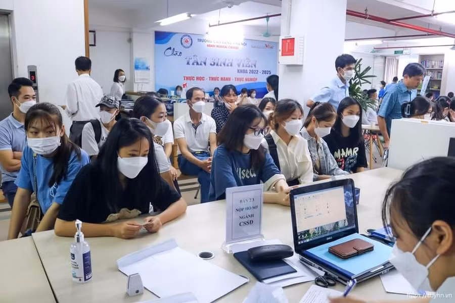 Những tân sinh viên đầu tiên khóa 2022 -2025 của trường Cao đẳng Y Hà Nội nhập học.