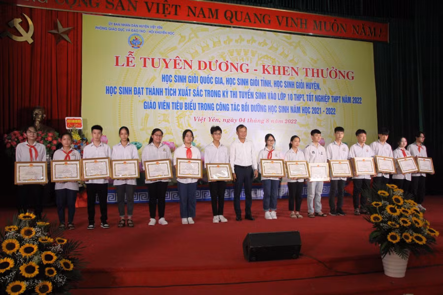 Ông Nguyễn Đại Lượng trao thưởng cho học sinh tại buổi lễ.