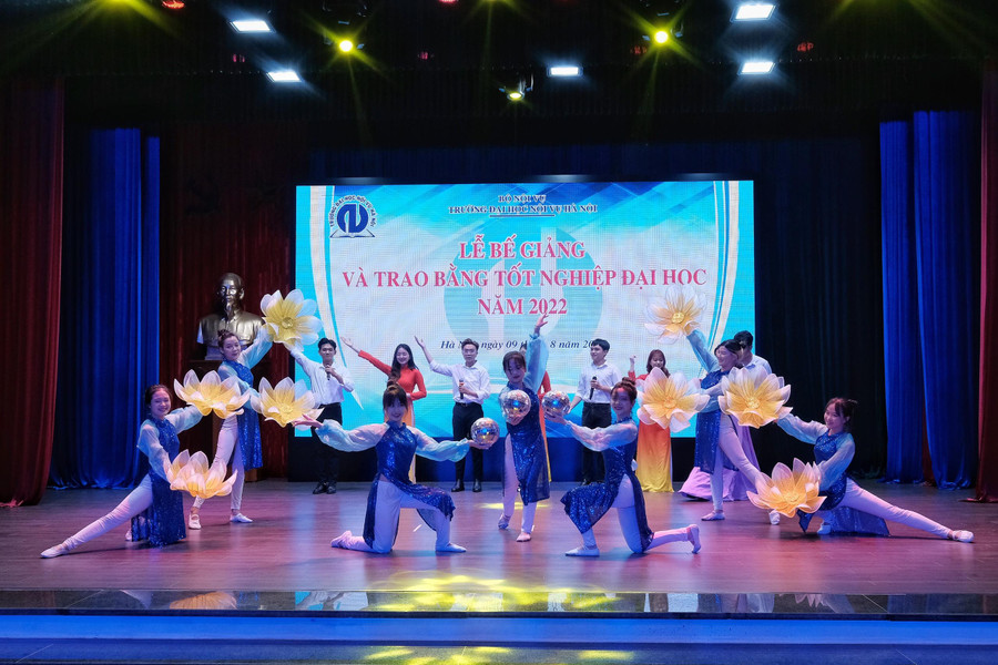 Các tiết mục văn nghệ chào mừng lễ bế giảng và trao bằng tốt nghiệp đại học năm 2022.