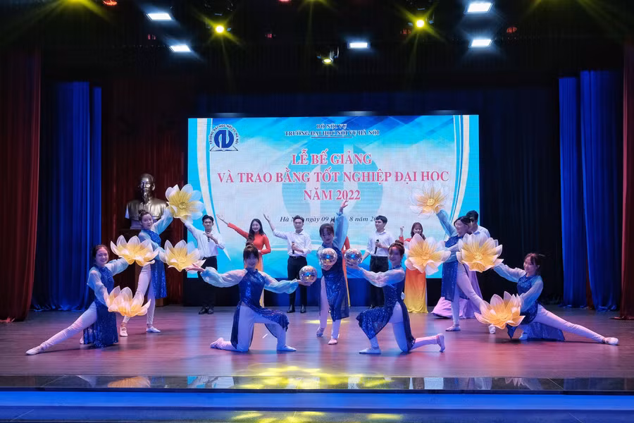 Các tiết mục văn nghệ chào mừng lễ bế giảng và trao bằng tốt nghiệp đại học năm 2022.